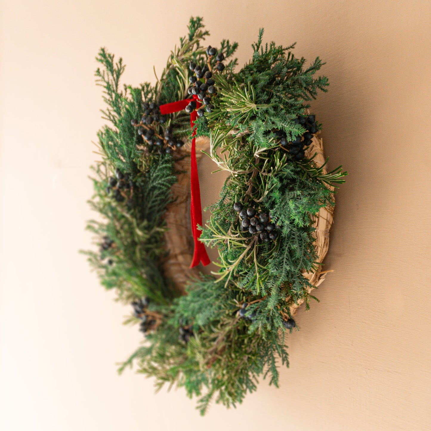 Ghirlanda di Natale con sempreverdi freschi e fiocchetto rosso – Ø 20 cm
