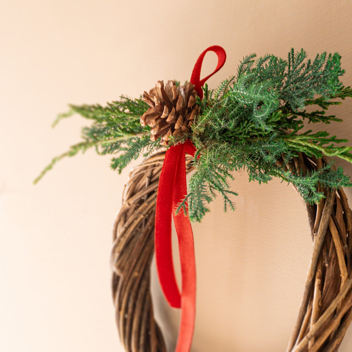 Ghirlanda di Natale intrecciata con pigna e nastro rosso – Ø 20 cm
