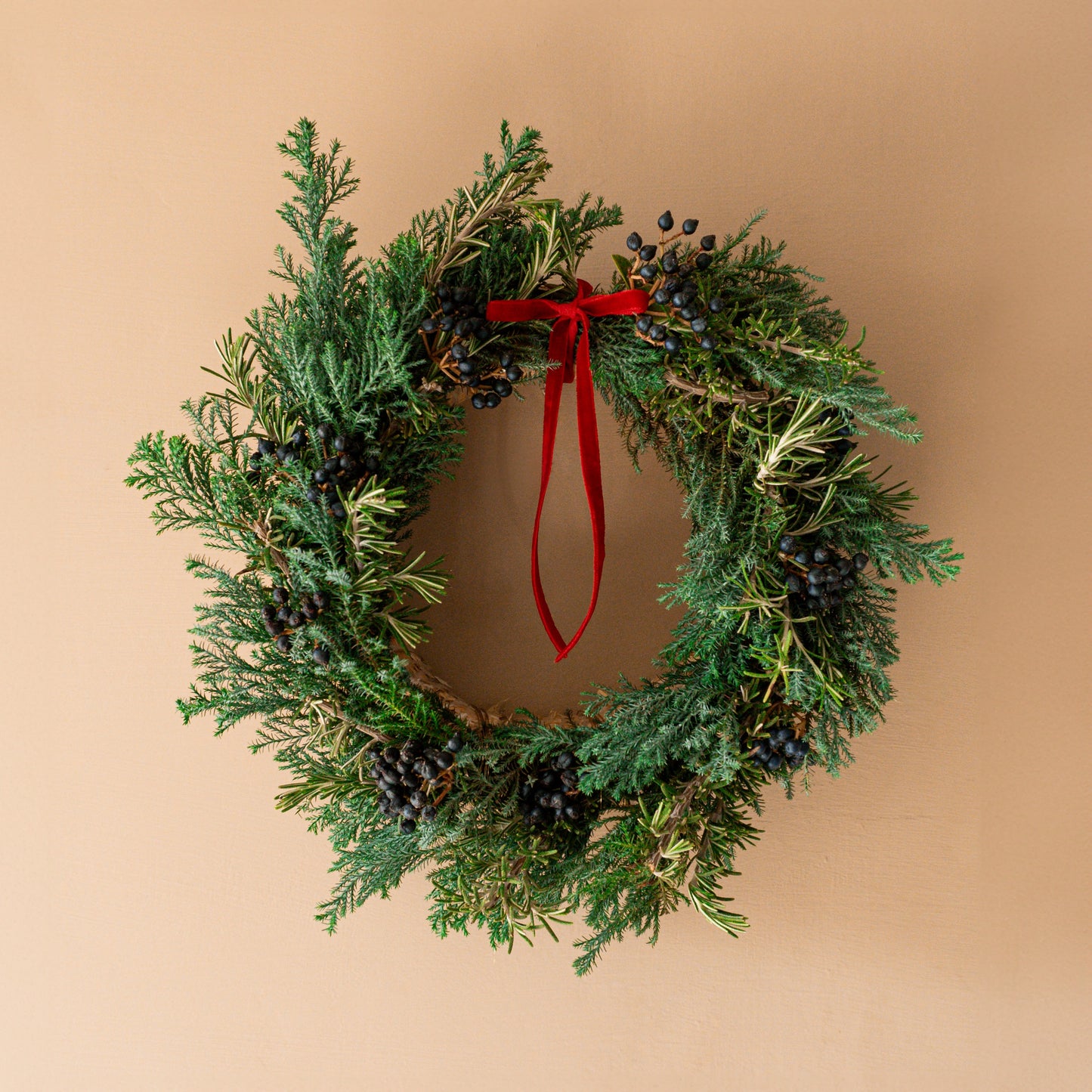 Ghirlanda di Natale con sempreverdi freschi e fiocchetto rosso – Ø 20 cm