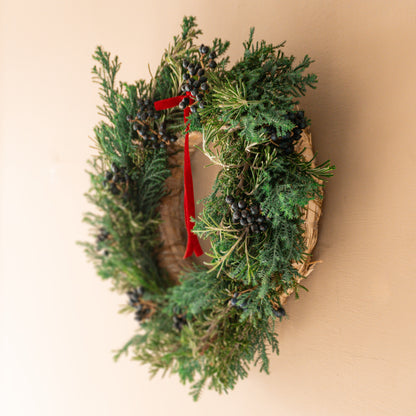 Ghirlanda di Natale con sempreverdi freschi e fiocchetto rosso – Ø 20 cm