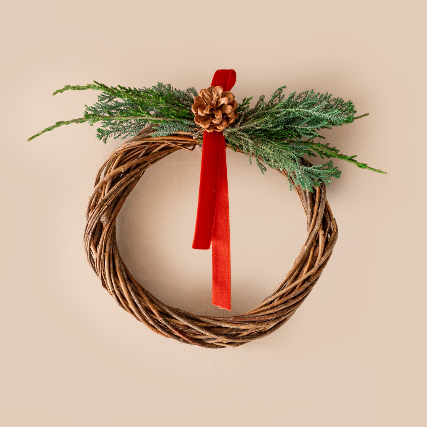 Ghirlanda di Natale intrecciata con pigna e nastro rosso – Ø 20 cm