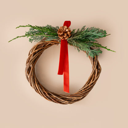 Ghirlanda di Natale intrecciata con pigna e nastro rosso – Ø 20 cm