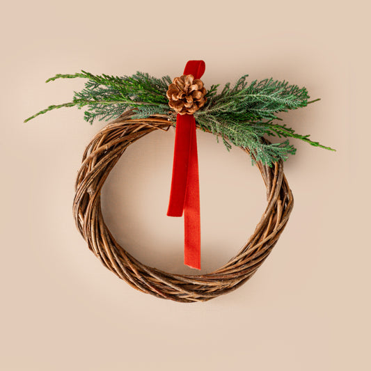 Ghirlanda di Natale intrecciata con pigna e nastro rosso – Ø 20 cm